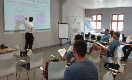 zdjęcie ze szkolenia, na zdjęciu sala konferencyjna, prowadzący i uczestnicy
